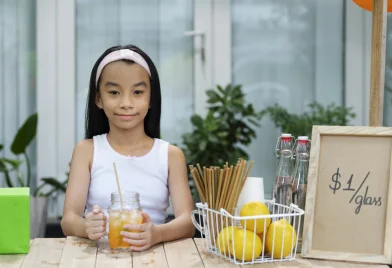 kids-organising-lemonade-stand (1)